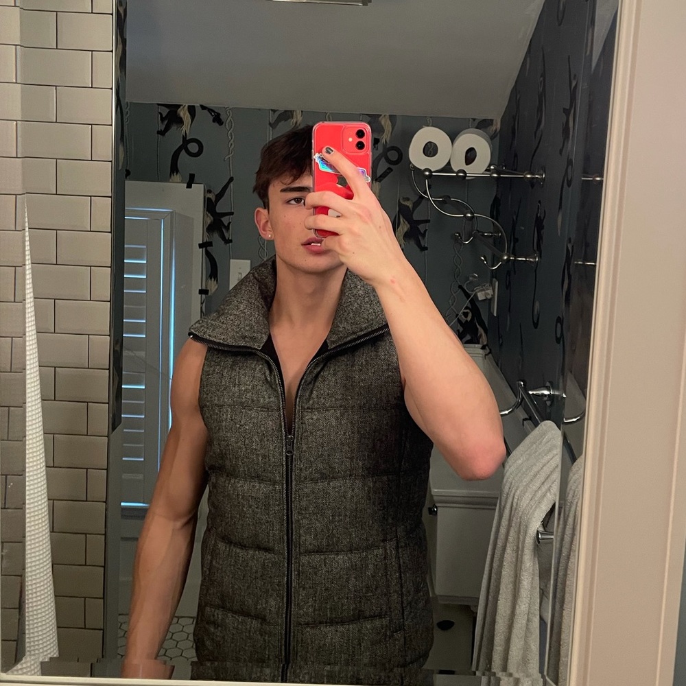 Old navy men’s small herring bone grey puffer vest size small